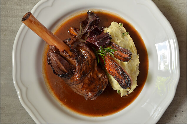 Lamm med ben på tallrik