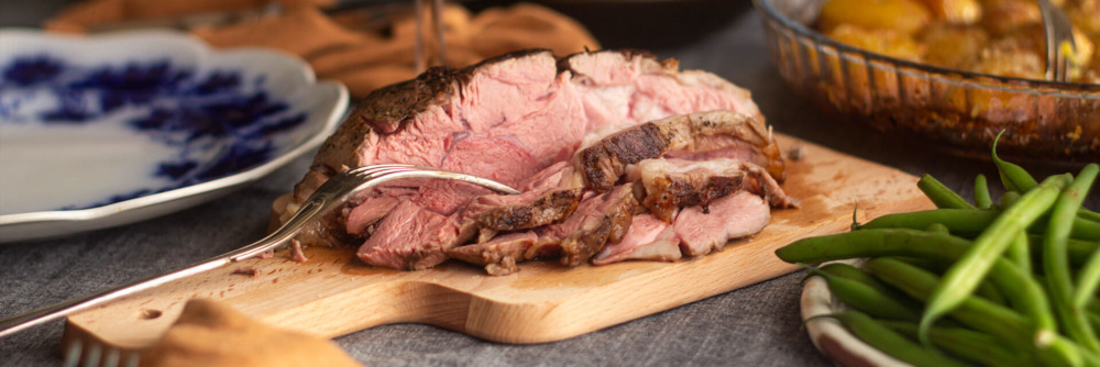 Skivat lamm på skärbräda