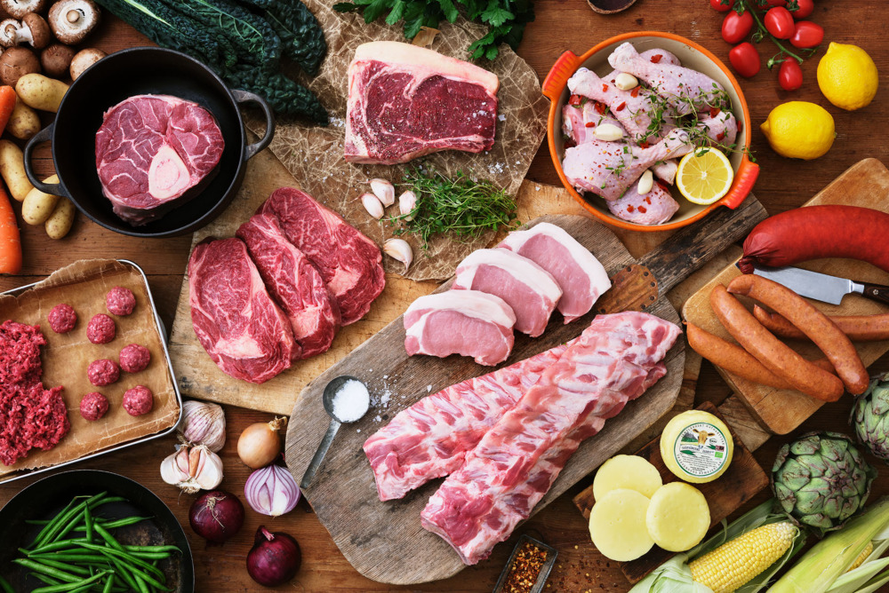 Köttdetaljer på skärbrädor ovanifrån