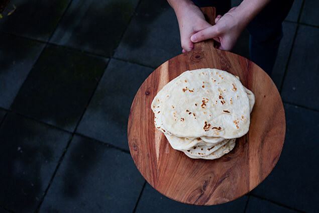 Tortillas på skärbräda