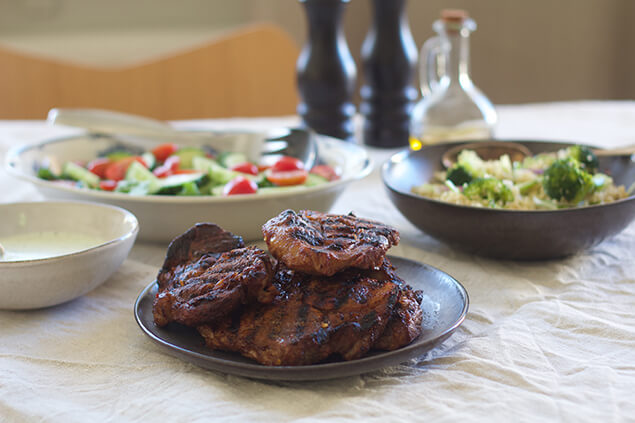 Grillat kött på tallrik