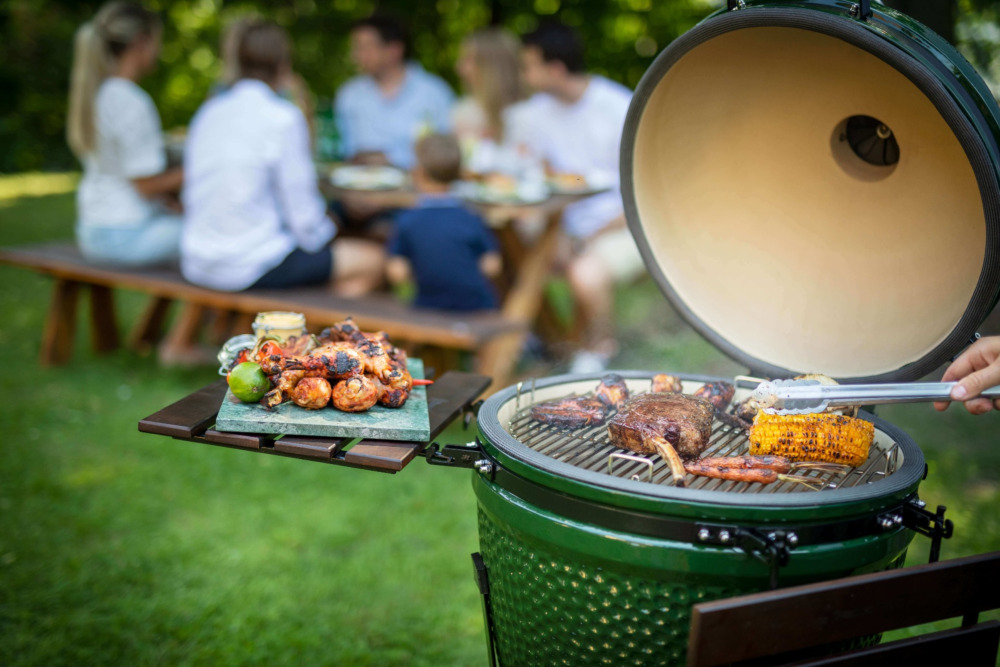 Rund, grön grill med kött och grönsaker på