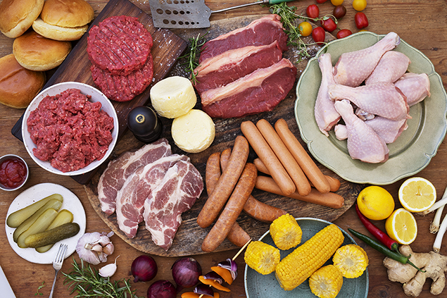 Köttdetaljer och tillbehör på skärbräda och tallrikar
