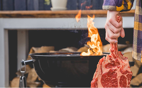 Grill med eld och tomahawk kött