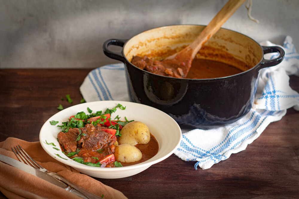 Långkoksgryta med potatis i djup tallrik