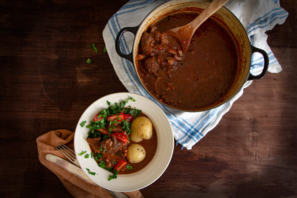 Långkoksgryta med potatis i djup tallrik