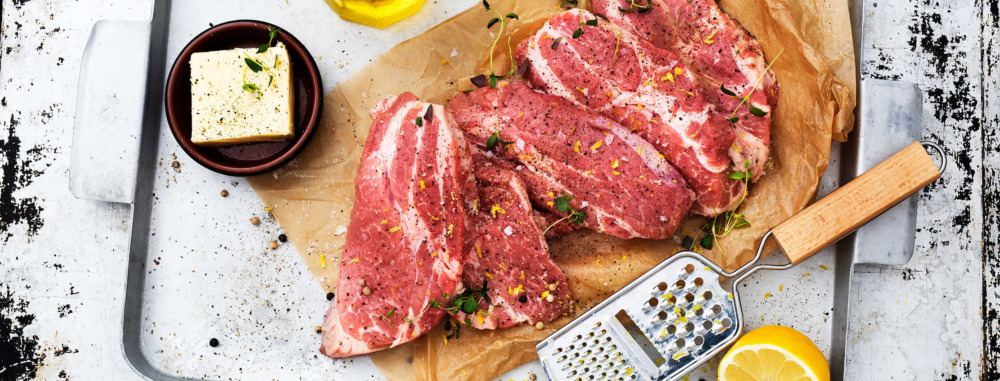 Skivad fläskkött på bakplåtspapper