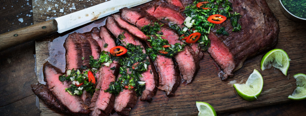 Skivat rött kött på skärbräda