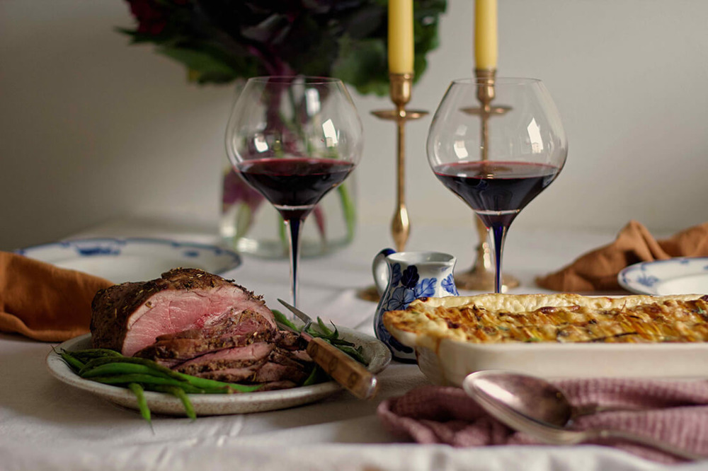 Rödvinsglas med lammstek och potatisgratäng