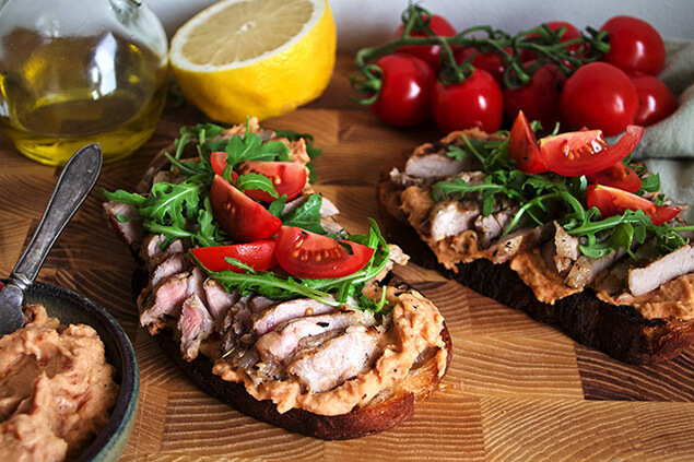 Grillat bröd med bönröra, sallad och tomat