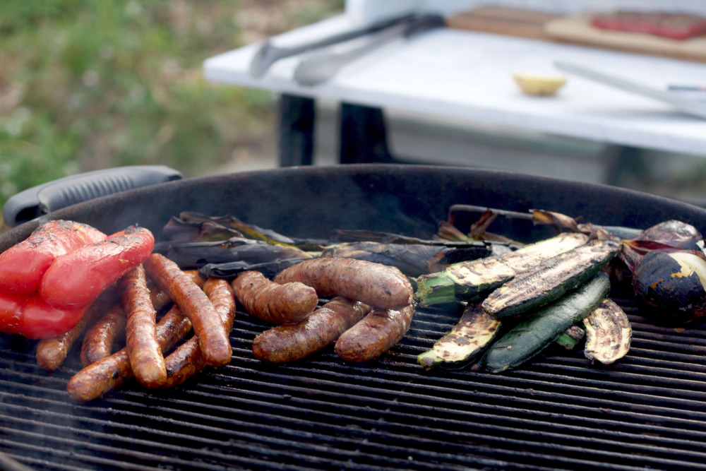 Korv, paprika och andra grönsaker på grillen
