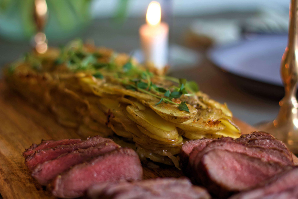 Närbild skivad renytterfilé och potatisterrin