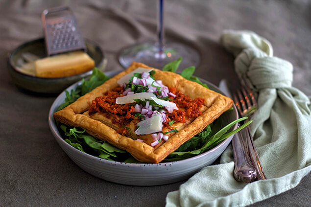 Smördegstoast med chorizo på tallrik