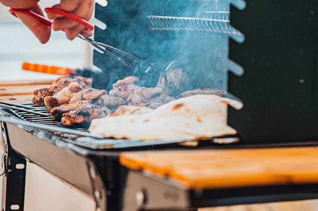 Kött på grill med tång