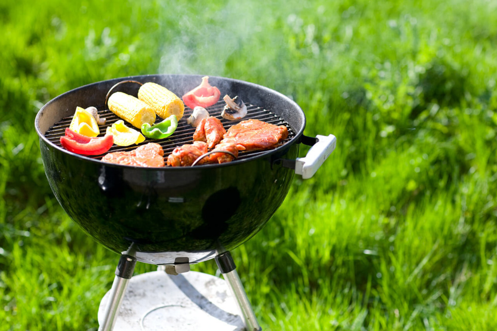 Klotgrill med kött och grönsaker på gallret