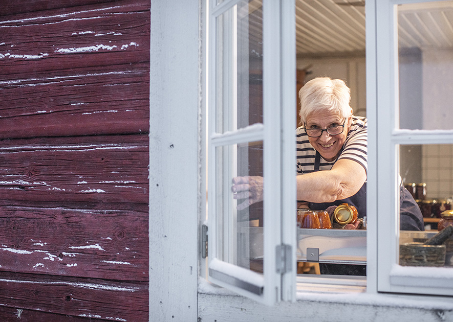 Glad kvinna i fönster