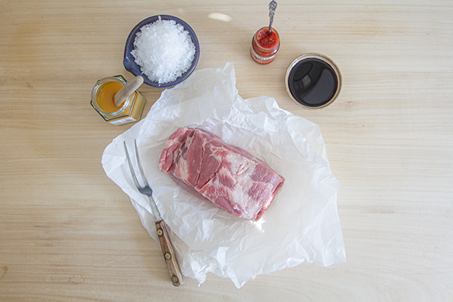 Fläskkött med gaffel och tillbehör