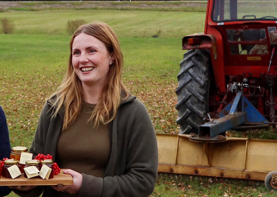 Ingrid h&aring;ller upp en bricka med marmelad