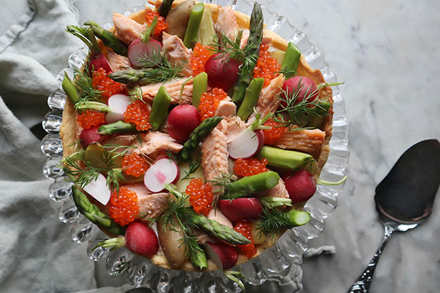 Färskostpaj med rökt fjällröding, potatis och sparris