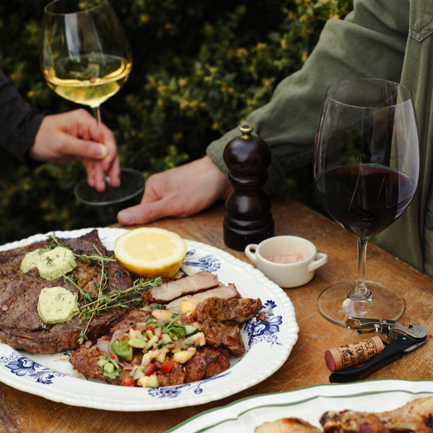 Vin och kött på en bricka utomhus