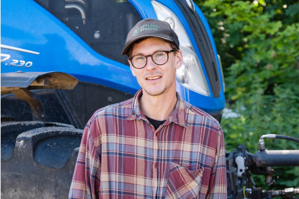 Man framför traktor