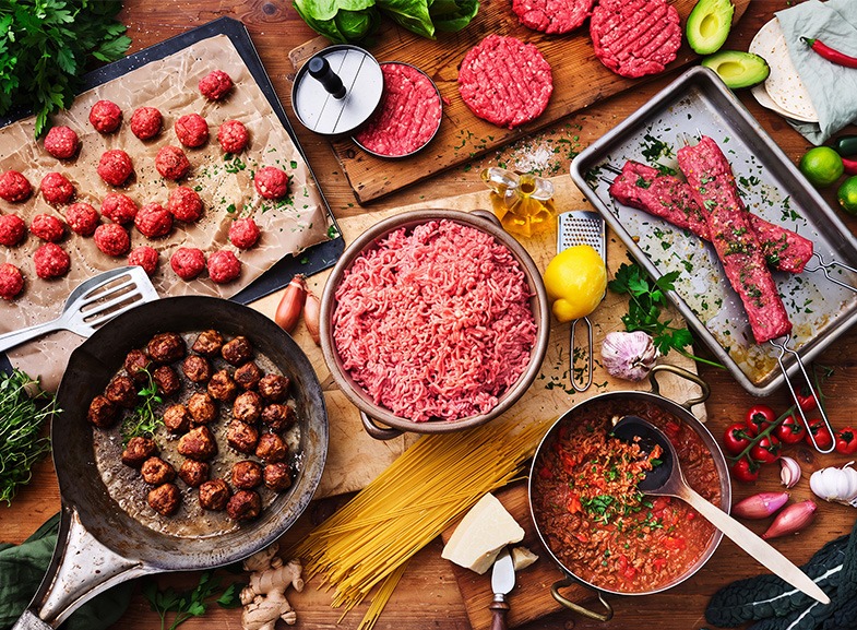 Färs på bordet. Köttbullar, bolognese, spett och hamburgare.