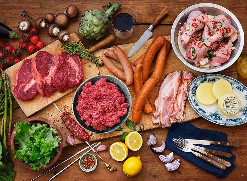 Kött på ett bord. Kycklingklubbor, högrevsfärs och entrecote bland annat. 