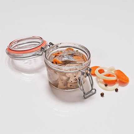 inlagd löksill med morot i glasburk