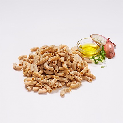 Pasta sedani rigati på vit bakgrund