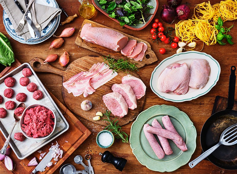 Prova på lådan med ekologiskt kött på ett bord
