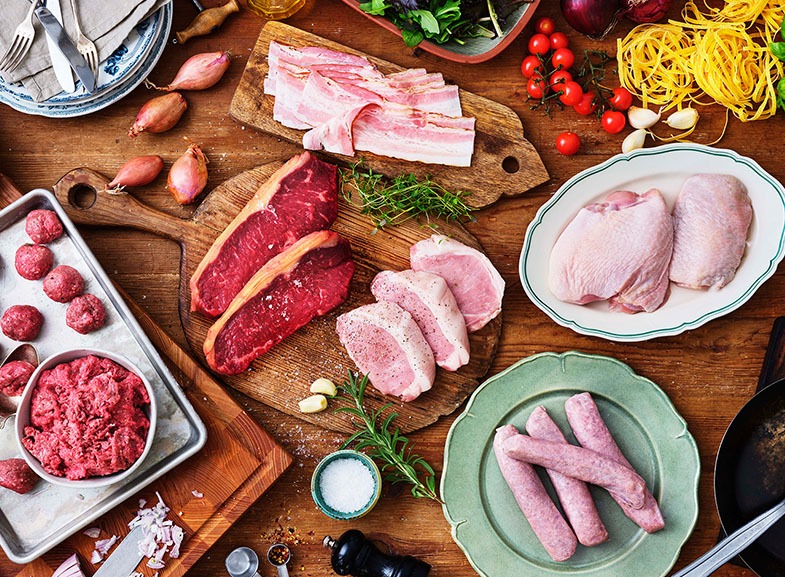 Skivad ryggbiff, premiumkotletter, kyckling, bacon och färs på ett bord