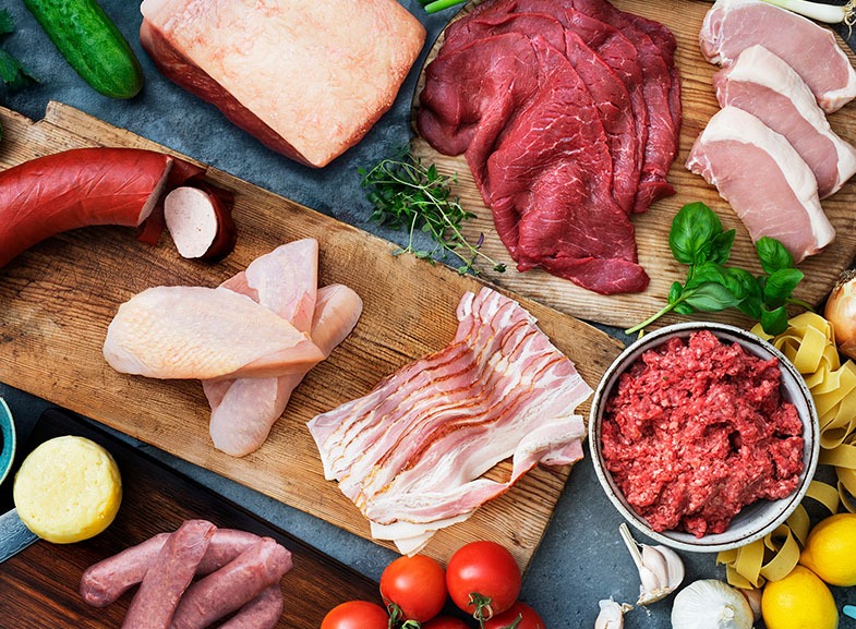 Lövbiff, ryggbiff, kyckling, bacon, korv och färs på ett bord.