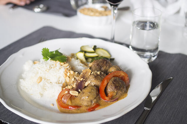 Asiatiska köttbullar med ris och inlagd zucchini
