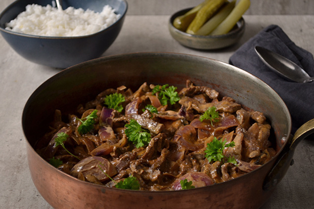 Biffstroganoff med jasminris och saltgurka