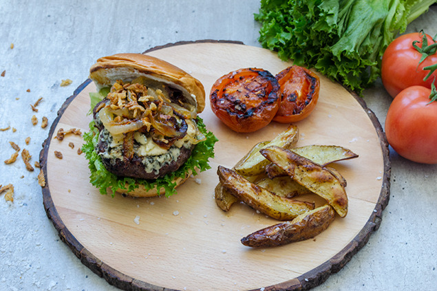 Grillad hamburgare med ädelost och karamelliserad lök