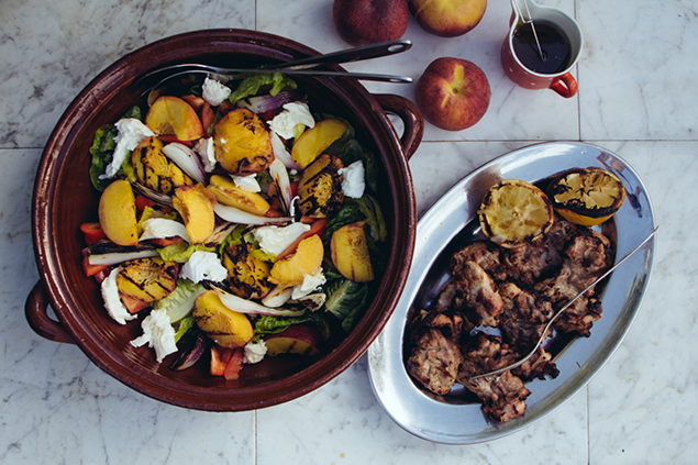 Citronkyckling med grillad persika och mozzarellasallad