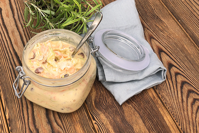 Coleslaw med hasselnötter
