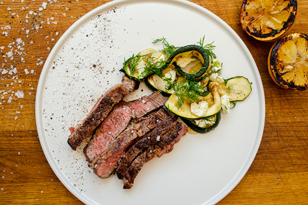 Tomahawk med grillad syrlig zucchinisallad