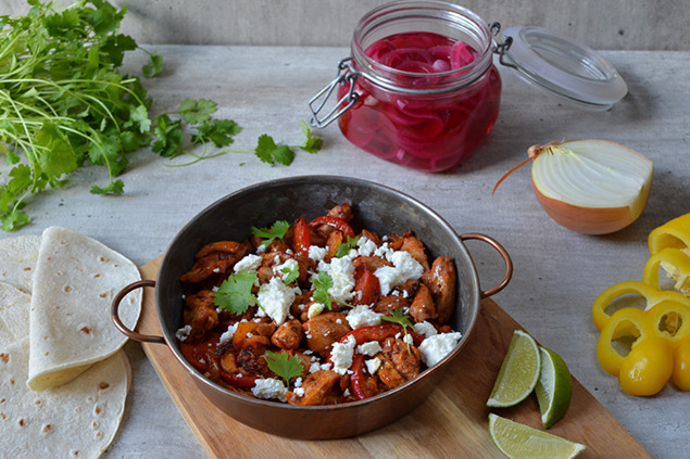Kycklingfajitas med fetaost och syrad lök