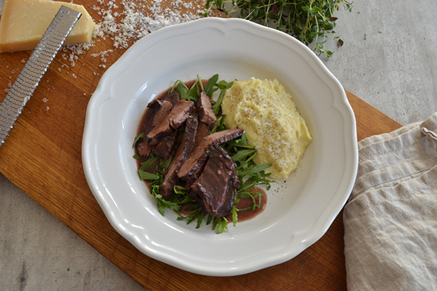 Grisflank bräserad i rödvin med parmesan och potatispuré
