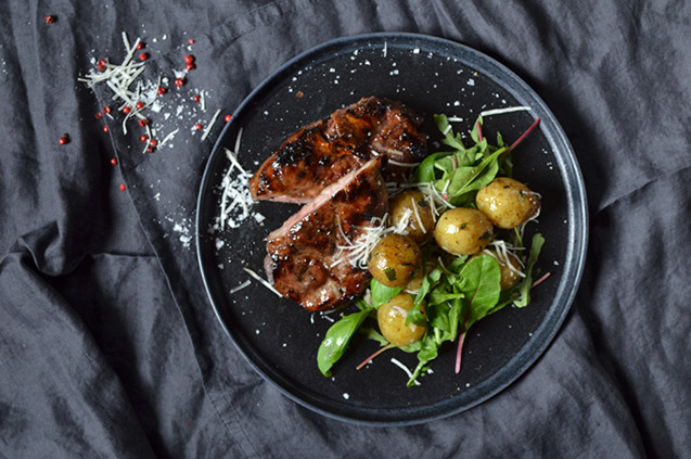 Grillad fläskkarré med färskpotatis och parmesan