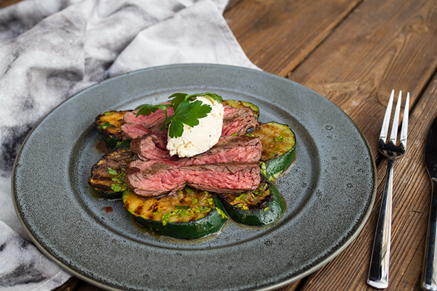 Flapsteak med marinerad zucchini