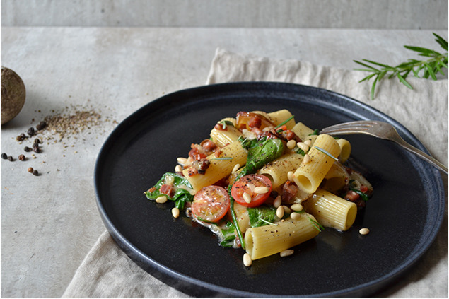 Krämig gorgonzolapasta med bacon och päron