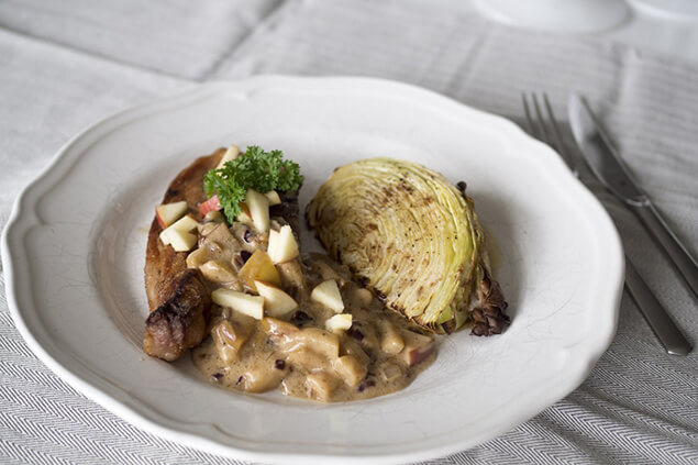Lammentrecote med rostad vitkål, brynt smör och äppelsås