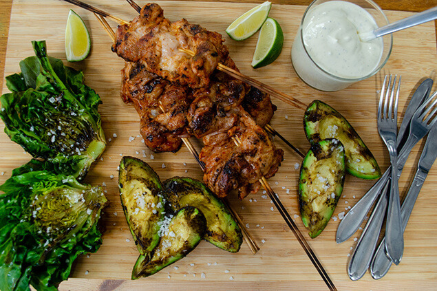 Kycklingspett med grillad hjärtsallad och avokado