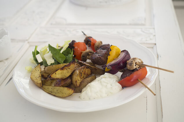 Grillspett med klyftpotatis och tzatziki