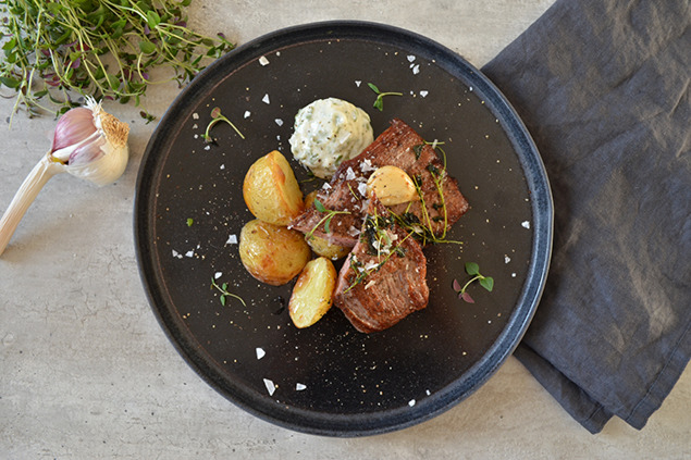 Grisflank med klyftpotatis och dragonmajonnäs