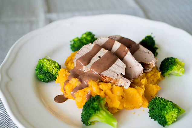 Fläskfilé med sötpotatisstomp och broccoli