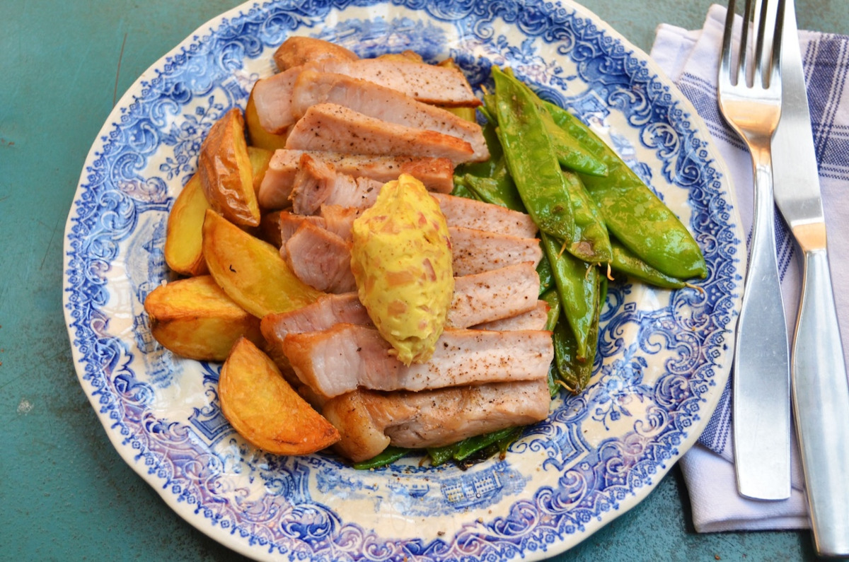 Grillade fläskkotletter med äppelcurrysmör
