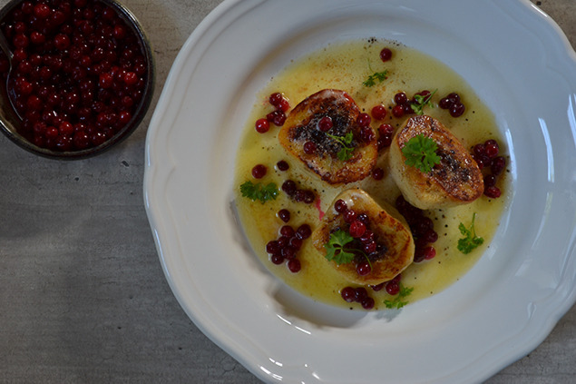 Kroppkakor med rårörda lingon